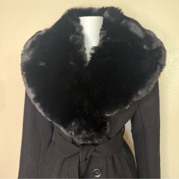 Black removable faux fur on collar belted pea coat - Picture 2 of 12